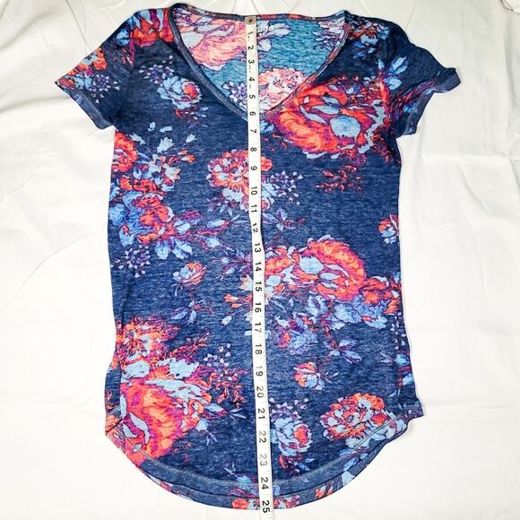 FREE with bundle! Mudd floral v neck tee size XS - Picture 4 of 8